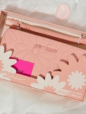 Betsey Johnson Zip Wallet Wristlet Floral Preppy Pastel Summer Spring Minimalist